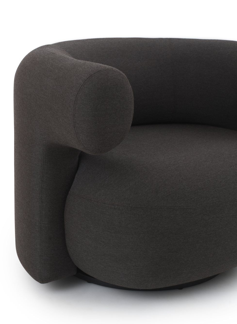 Nahaufnahme des grauen Burra Lounge Chair Sessels von Normann Copenhagen mit Drehfunktion.
