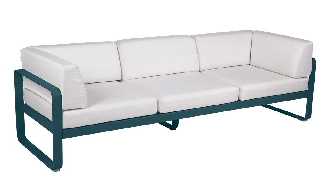 Fermob Bellevie 3-Sitzer Outdoor Sofa mit petrolfarbenem Aluminiumrahmen und weißen Polsterkissen, für Garten und Terrasse.