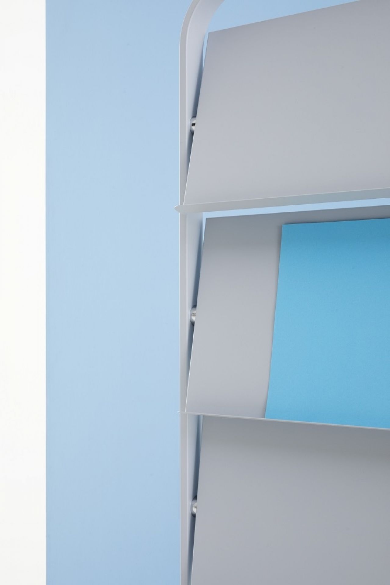 Detailaufnahme des Cascando Focus Prospekthalters in Grau mit blauer Broschüre, ideal für Büro und Wartezimmer.