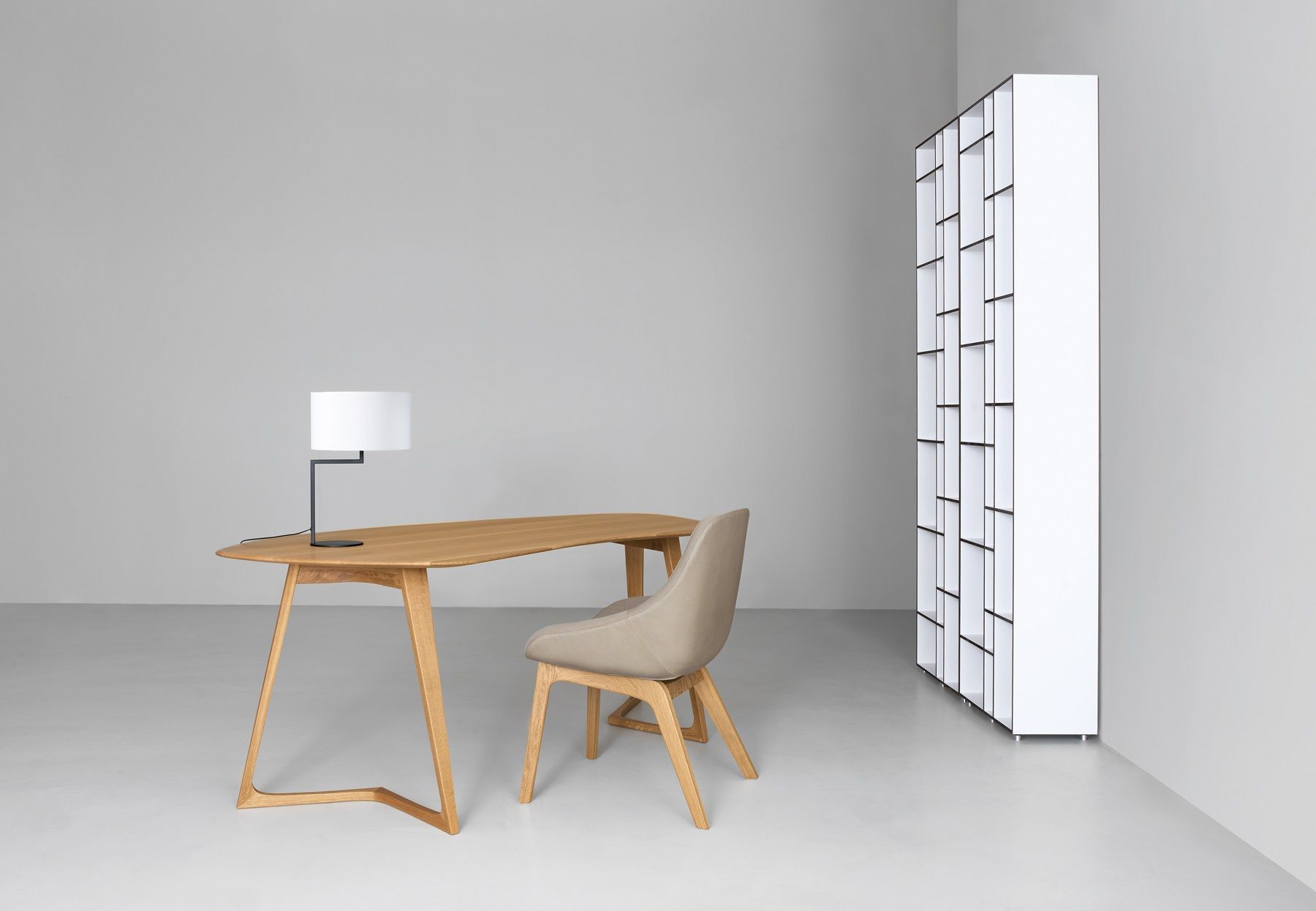 Twist Office Tisch von Zeitraum mit Stuhl und Lampe in minimalistischem Büroambiente.