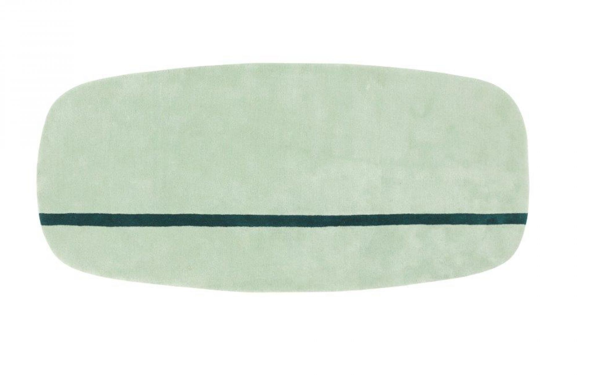 Oona Teppich von Normann Copenhagen, hellgrüner Wollteppich mit dunkelgrünem Streifen, rechteckig mit abgerundeten Ecken.