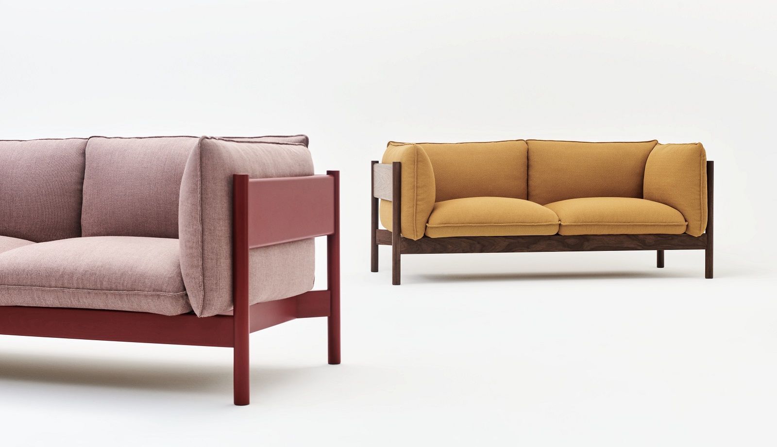 Arbour Eco Sofa 2-Sitzer von Hay in Gelb und Rosa mit Holzrahmen auf weißem Hintergrund.