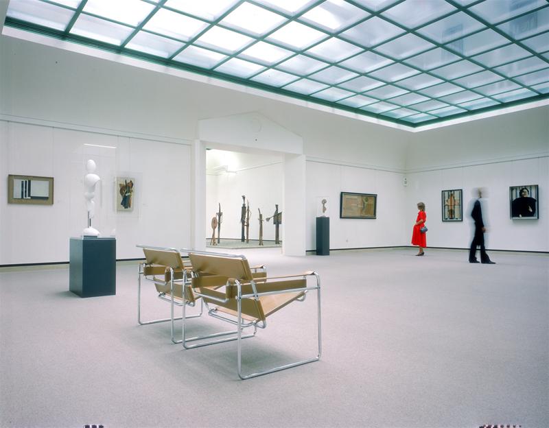 Zwei Wassily Sessel von Knoll International in einer Kunstausstellung mit Besuchern und Skulpturen.
