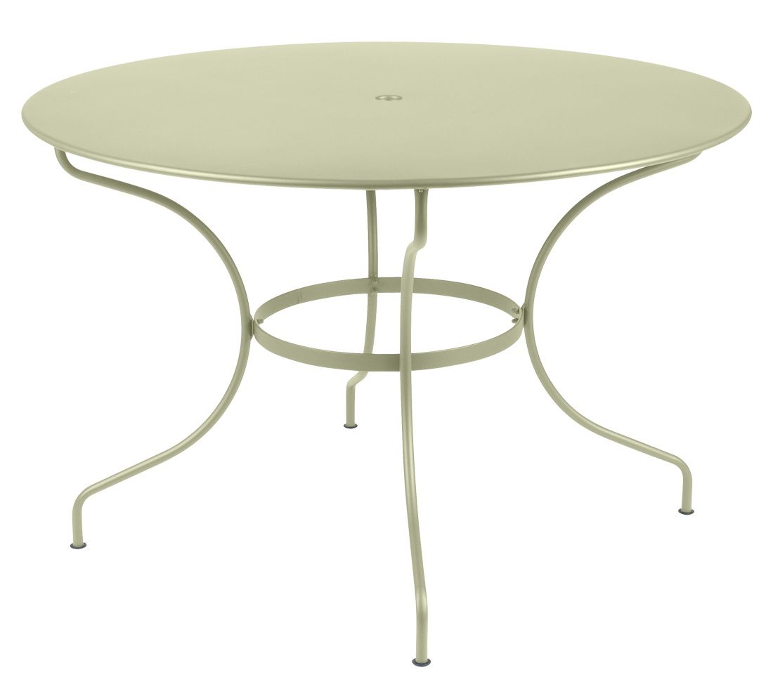 Runder, hellgrüner Opéra+ Gartentisch von Fermob, ideal für den Außenbereich, mit filigranem Metallgestell.