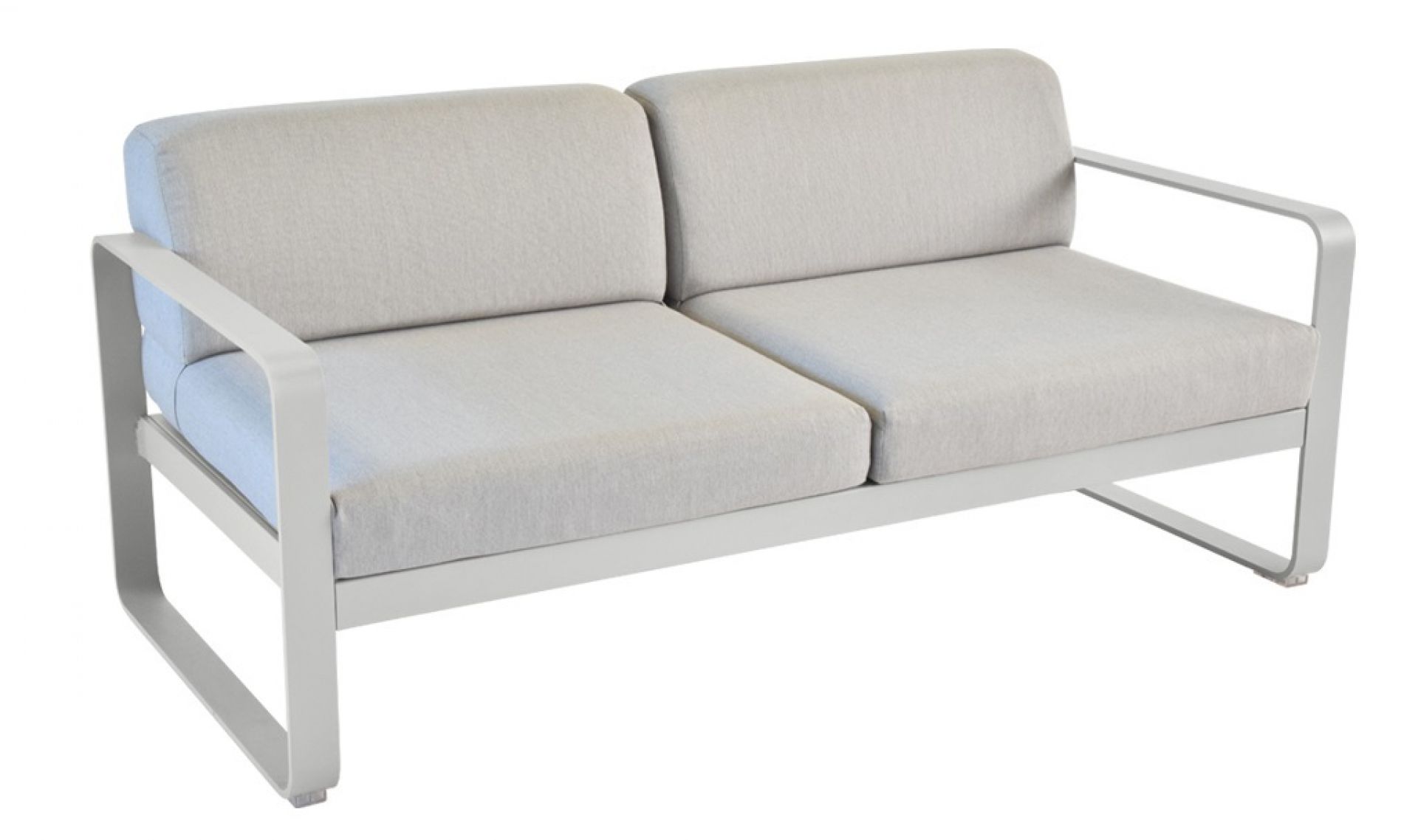 Bellevie 2-Sitzer Sofa von Fermob für den Außenbereich in Weiß mit bequemen Polstern.