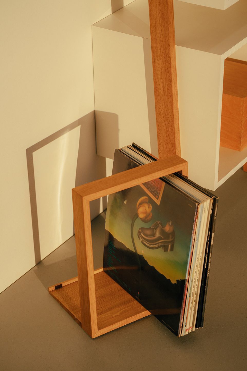 Vinyl b-Seite Plattenregal Eiche das kleine b, minimalistisches Design zur Aufbewahrung von Schallplatten.