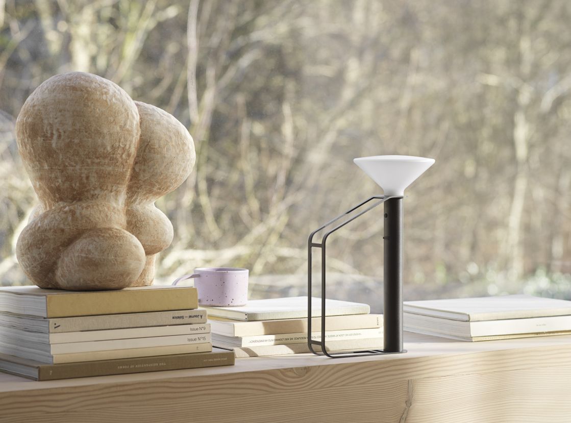 Piton Portable Lamp von Muuto: Akku Tischleuchte aus Aluminium auf einem Fensterbrett.
