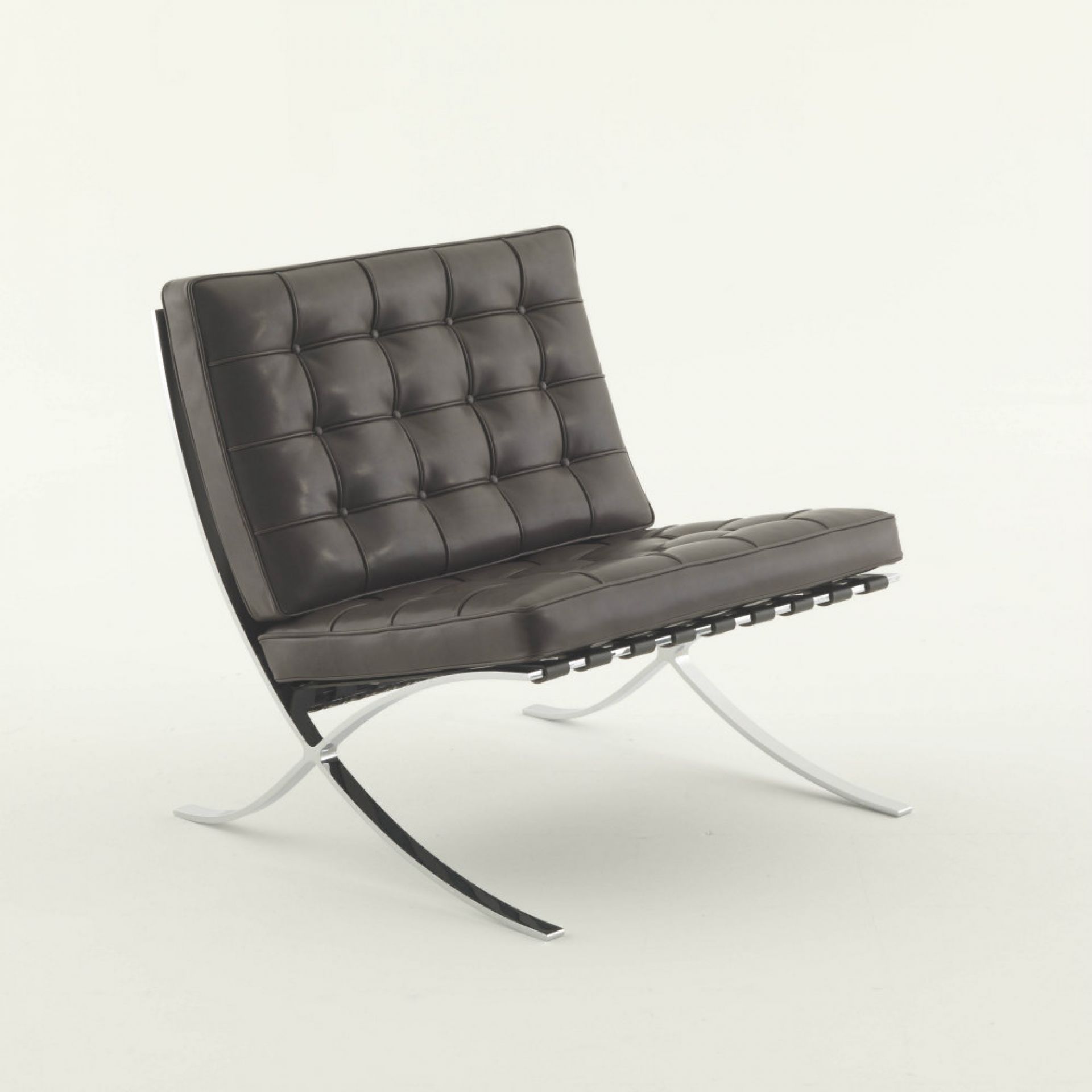 Barcelona Sessel von Knoll International: Brauner Ledersessel mit verchromtem Stahlgestell. Designklassiker für Wohnzimmer und Büro.