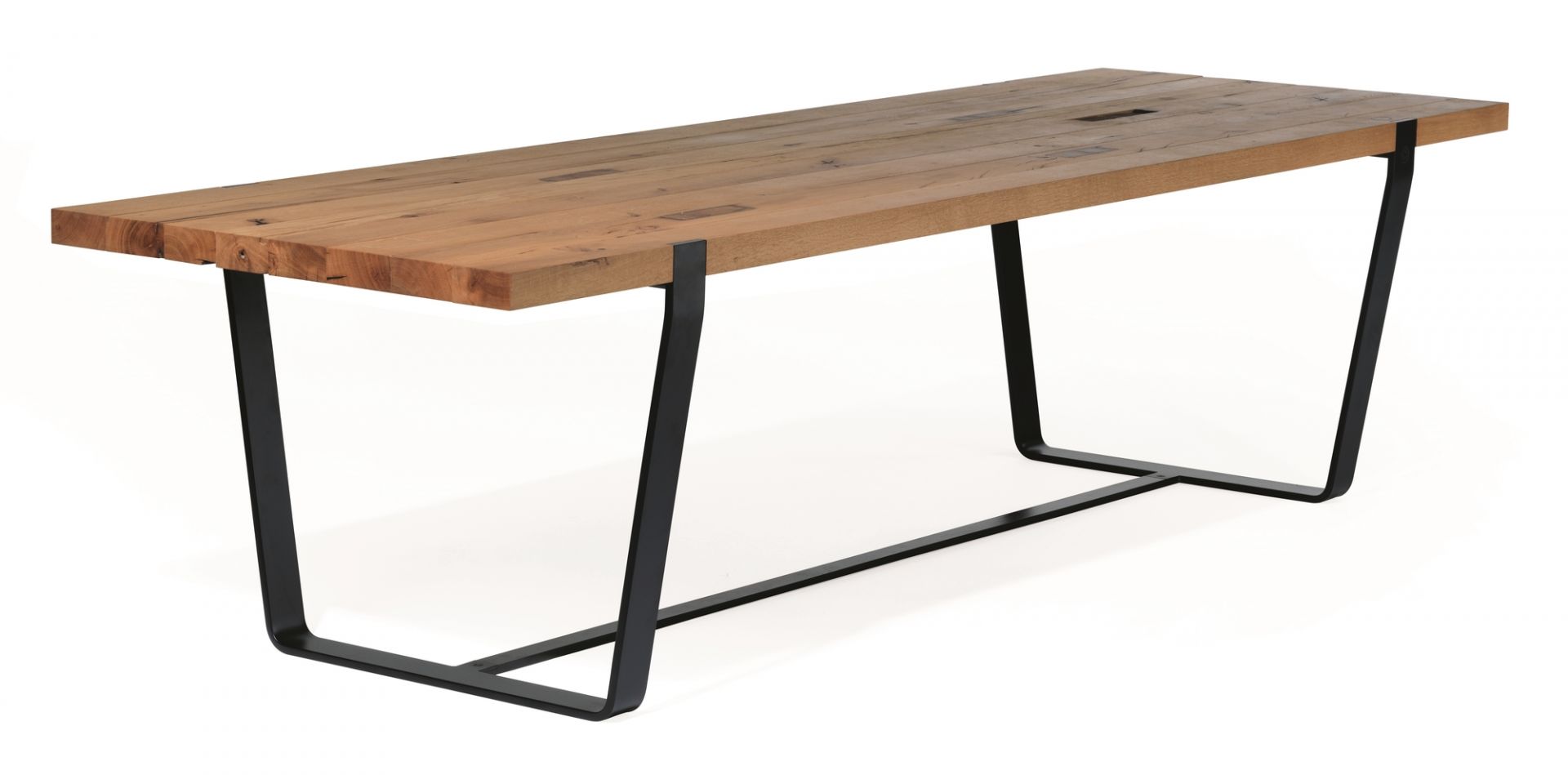 BB 11 Clamp Tisch von Janua: Nussbaum Esstisch mit schwarzem Metallgestell auf weißem Hintergrund.