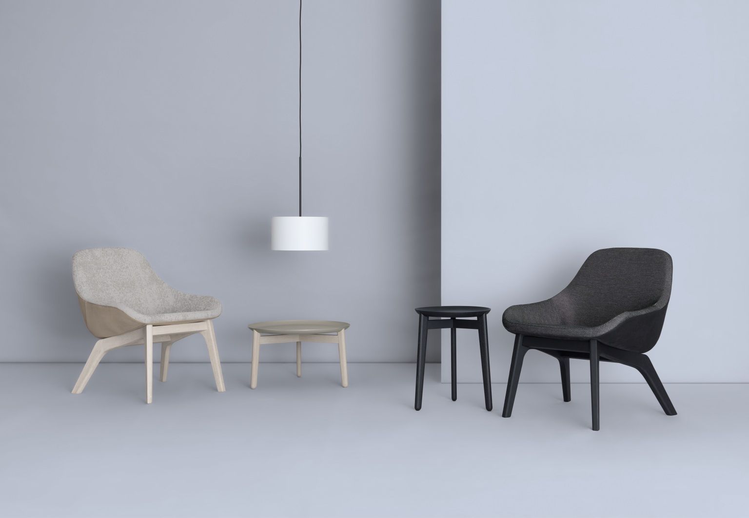 Zwei Morph Lounge Chairs Sessel von Zeitraum, ein heller und ein dunkler, mit Beistelltischen.