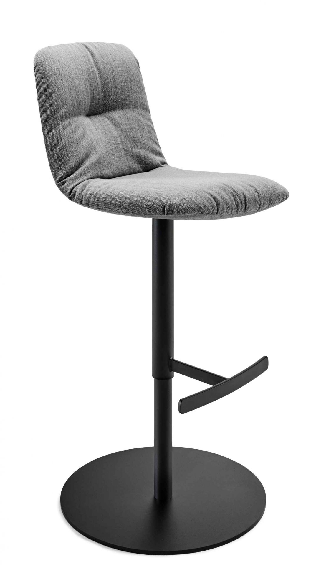 Leya Barstool High von Freifrau Manufaktur: Grauer Barhocker mit Stoffbezug und schwarzem Fuß für moderne Küchen.