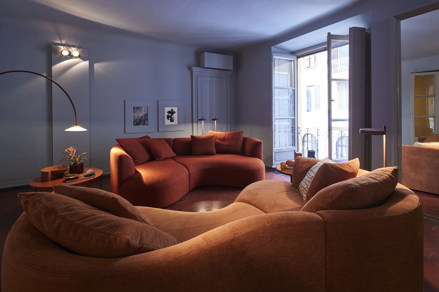Wohnzimmer mit braunem Siwa Sofa mit Liegeelement, gemütliche Eckcouch und stilvoller Einrichtung.