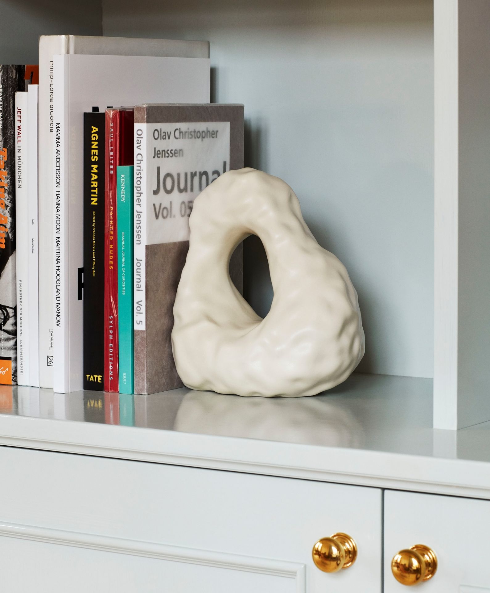 Nahaufnahme der W&S Boulder Bookend Buchstütze von Hay, ein dekoratives Wohnaccessoire aus Keramik.