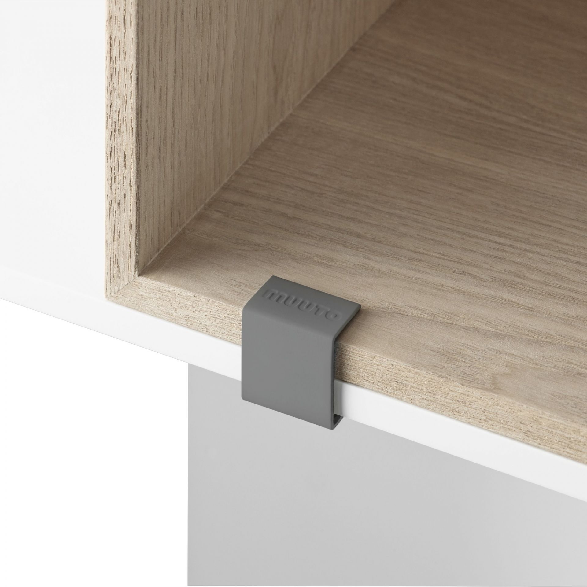 Detailaufnahme des Muuto Mini Stacked Storage Systems 2.0: Holzregal mit grauem Clip zur Verbindung der Module.