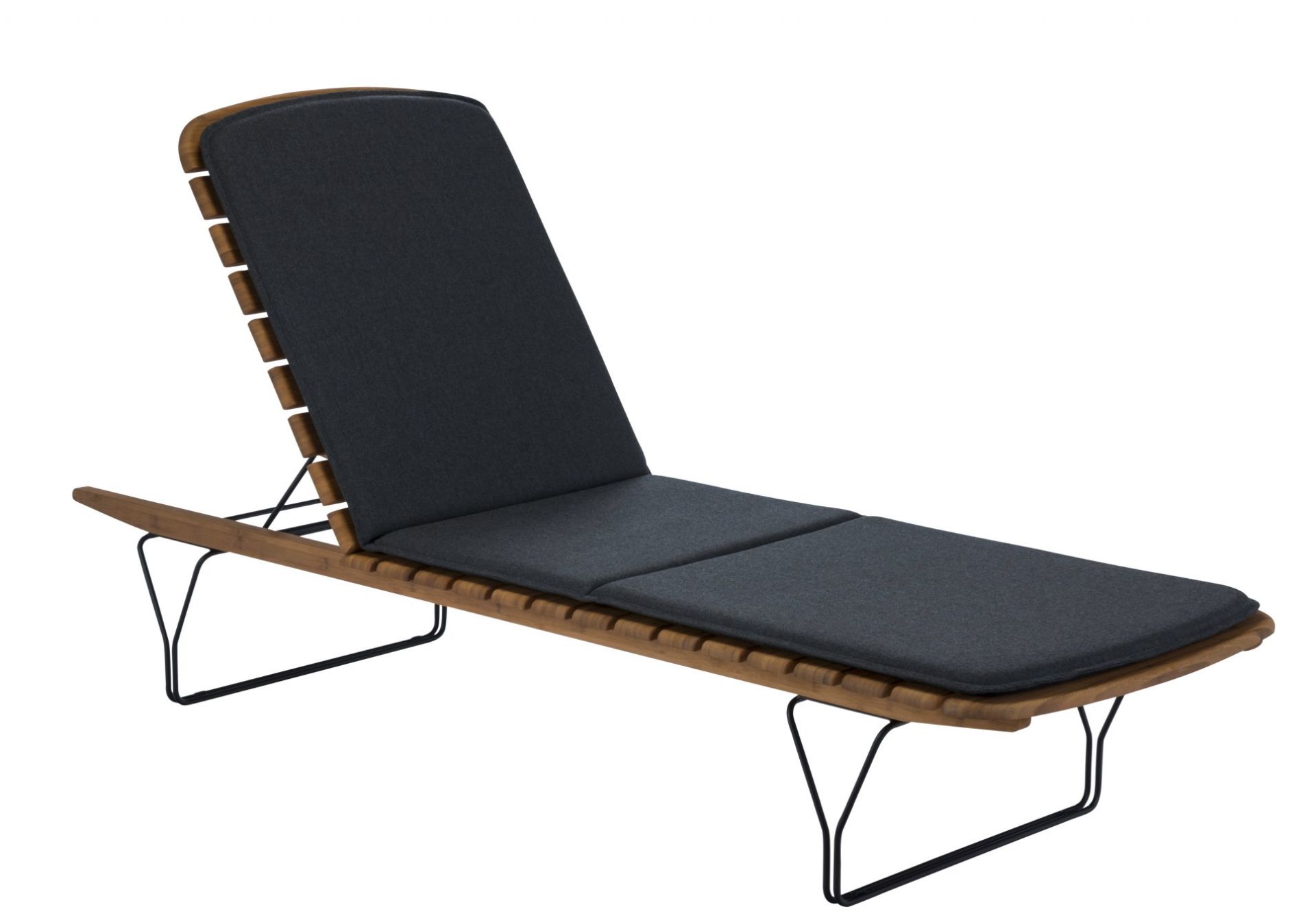 Molo Outdoor Kissen für Houe Sonnenliege, graues Polster auf Holzliege mit schwarzem Metallgestell.