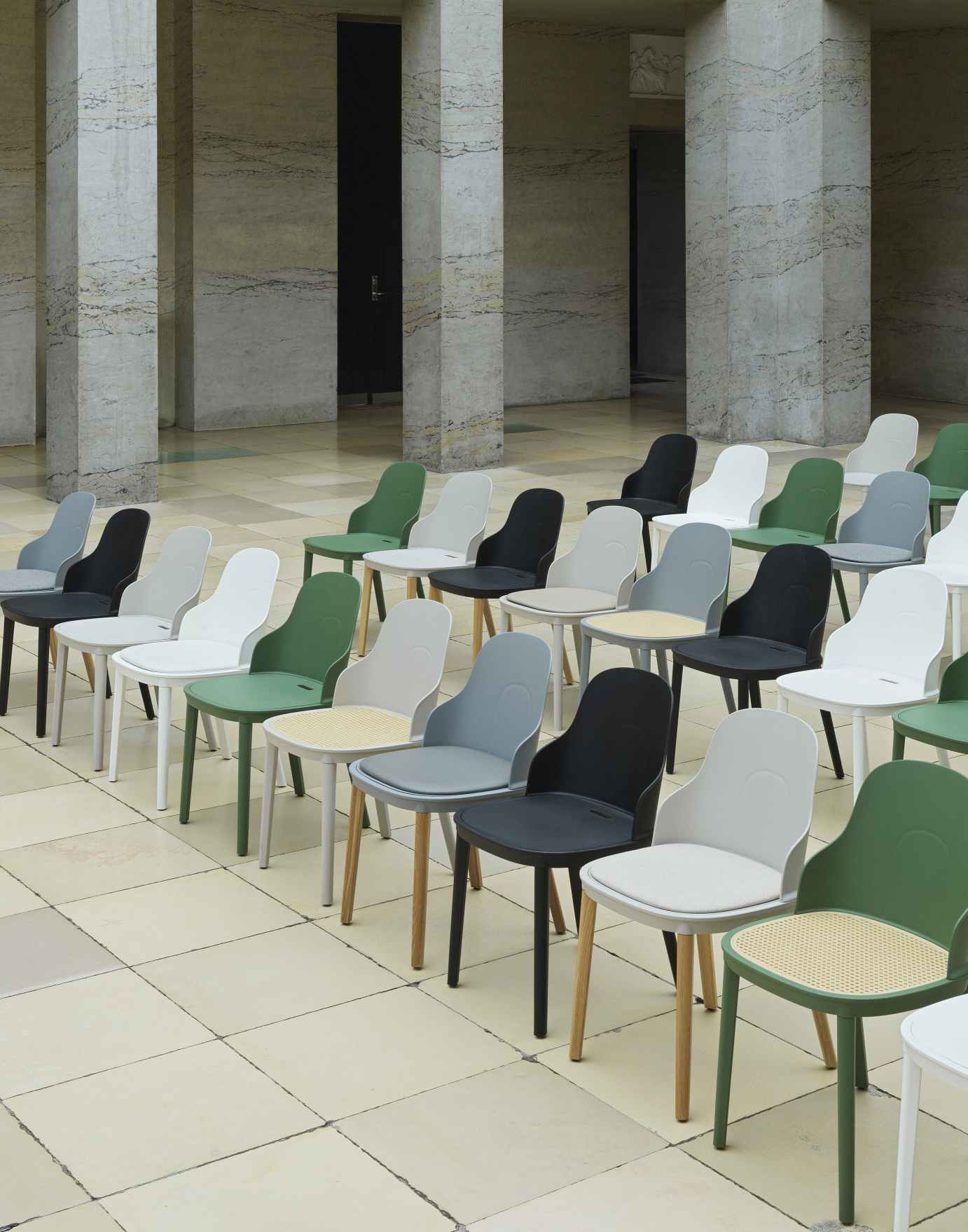 Reihe von Allez Stühlen von Normann Copenhagen in verschiedenen Farben, modernes Design für Esszimmer und Büro.