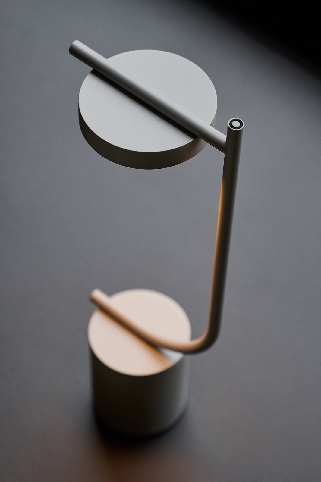 Igram Akku Tischleuchte von Grupa , moderne LED Lampe in J-Form, graues Metall.