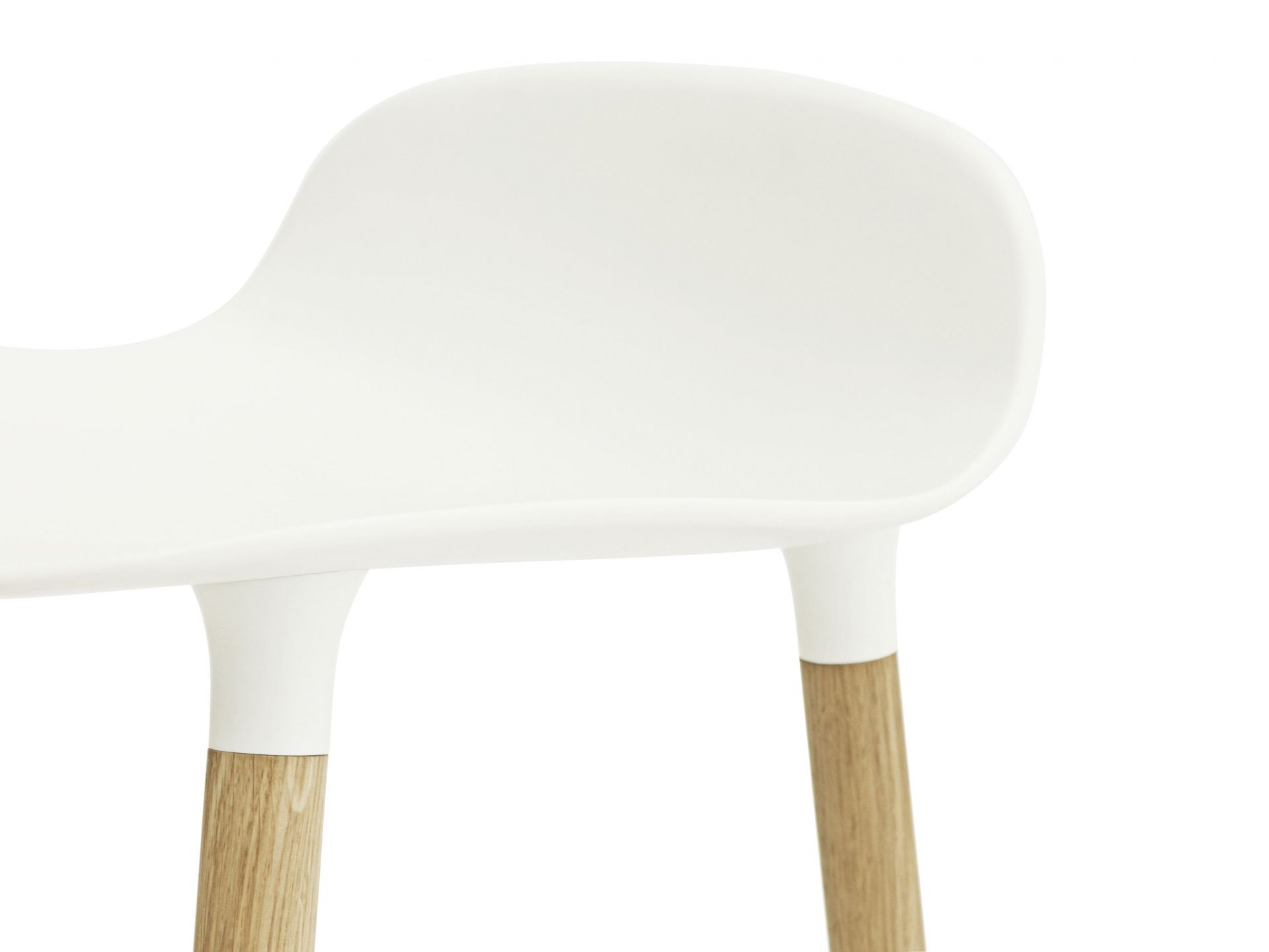 Detailaufnahme des Form Barstool Barhockers H 65 cm von Normann Copenhagen mit Sitzschale in Weiß und Holzbeinen.
