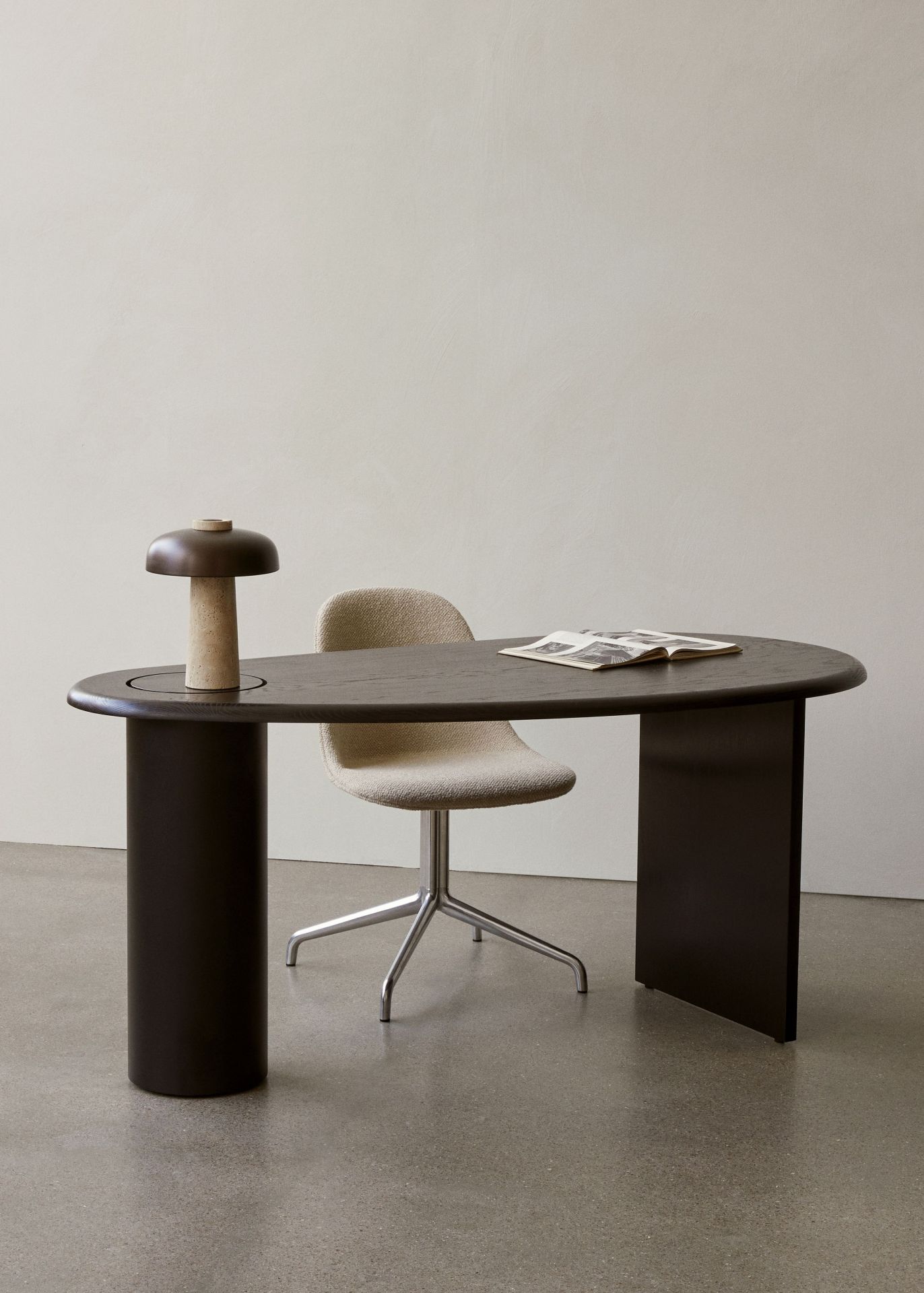 Audo Copenhagen Eclipse Desk Schreibtisch mit Stuhl und Lampe in minimalistischem Büroambiente.