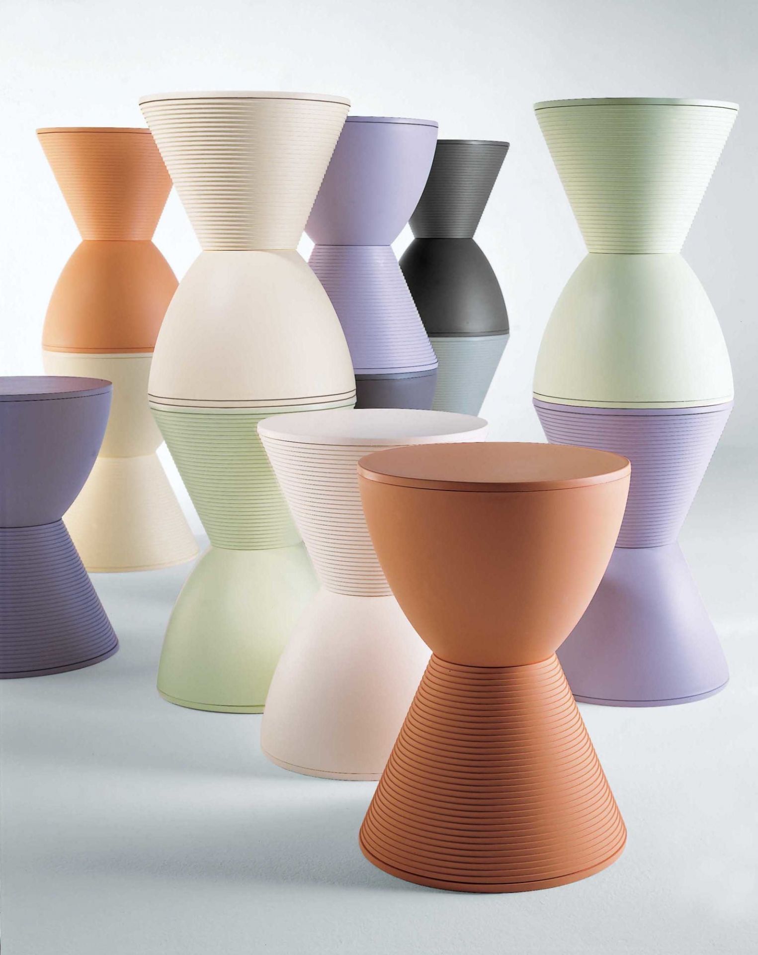 Mehrere farbige Prince AHA Hocker von Kartell, modernes Design, Sitzmöbel für Wohnzimmer und Garten.