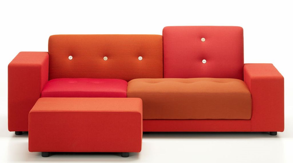 Vitra Polder Compact Sofa in Rot- und Orangetönen mit passendem Hocker, modernes Wohnzimmermöbel.