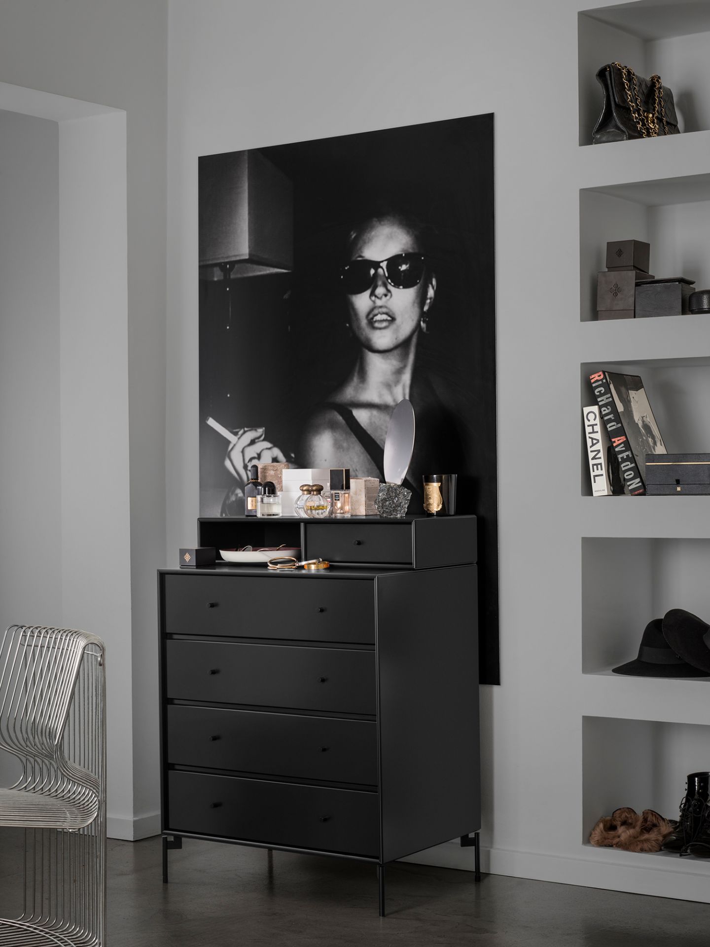 Schwarze KEEP Kommode mit Schubladen und Gestell von Montana, stilvolles Schlafzimmer Möbel.