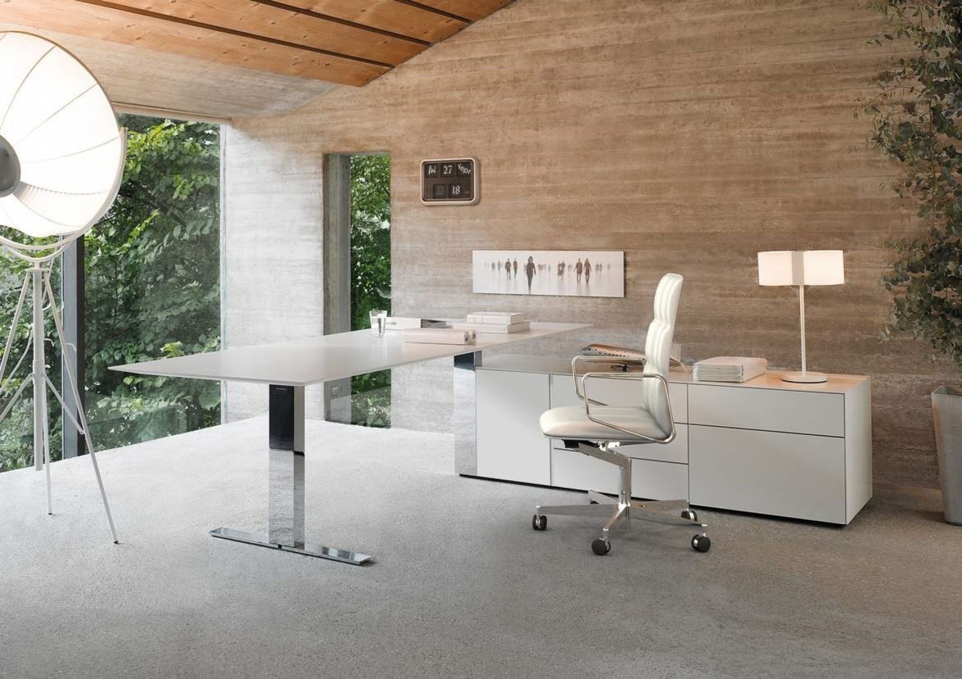 Weißer Leadchair Executive Bürostuhl von Walter Knoll am Schreibtisch in einem modernem Büro.
