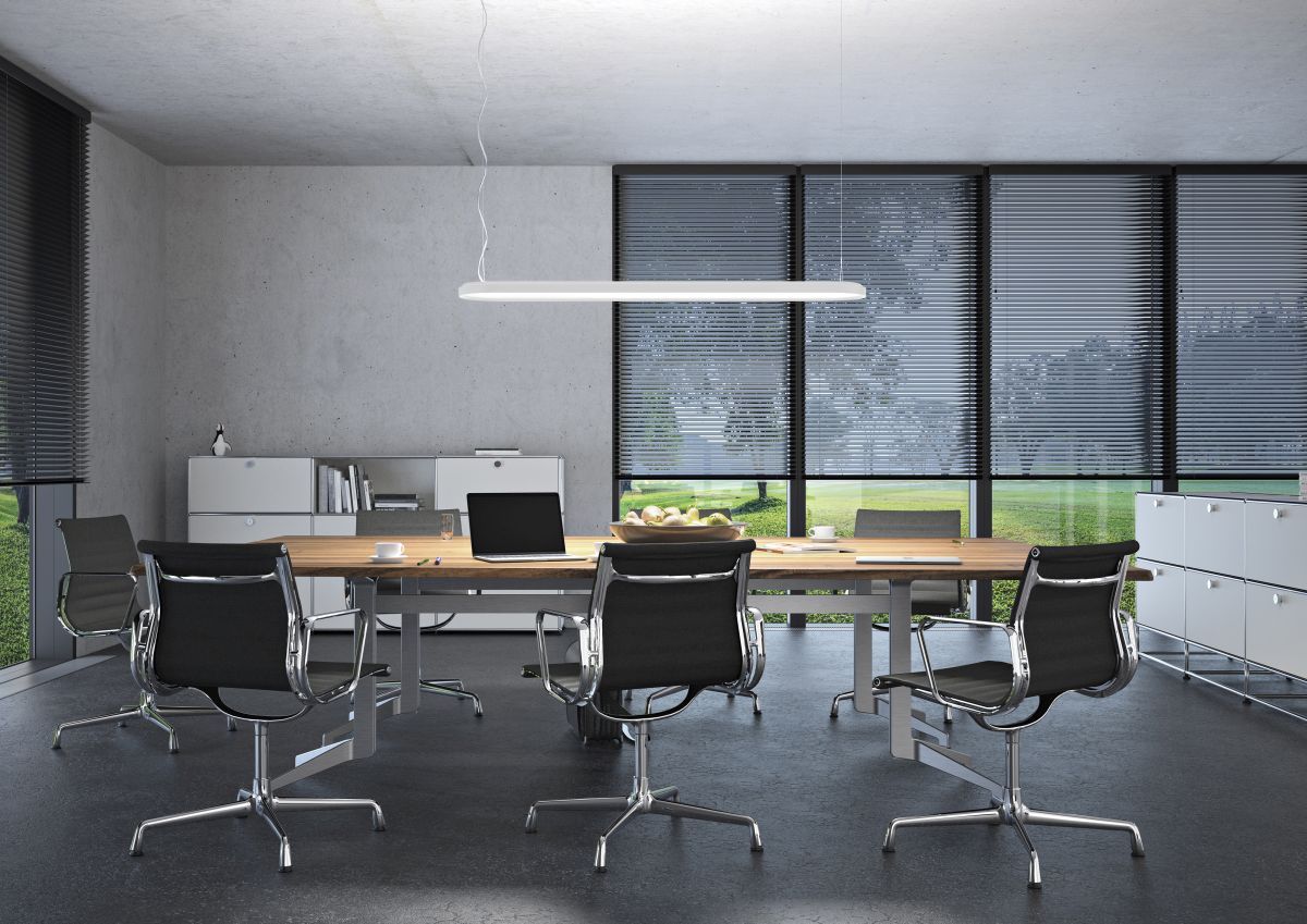 Büroraum mit Kido Pendelleuchte von Belux, 110cm, in Weiß und warmweißem Licht (3000K).