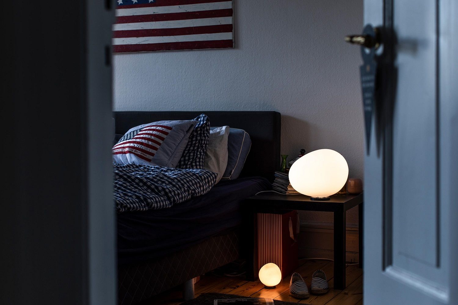 Gregg Tischleuchte von Foscarini im Schlafzimmer, ovale Lampe auf Nachttisch und Boden.