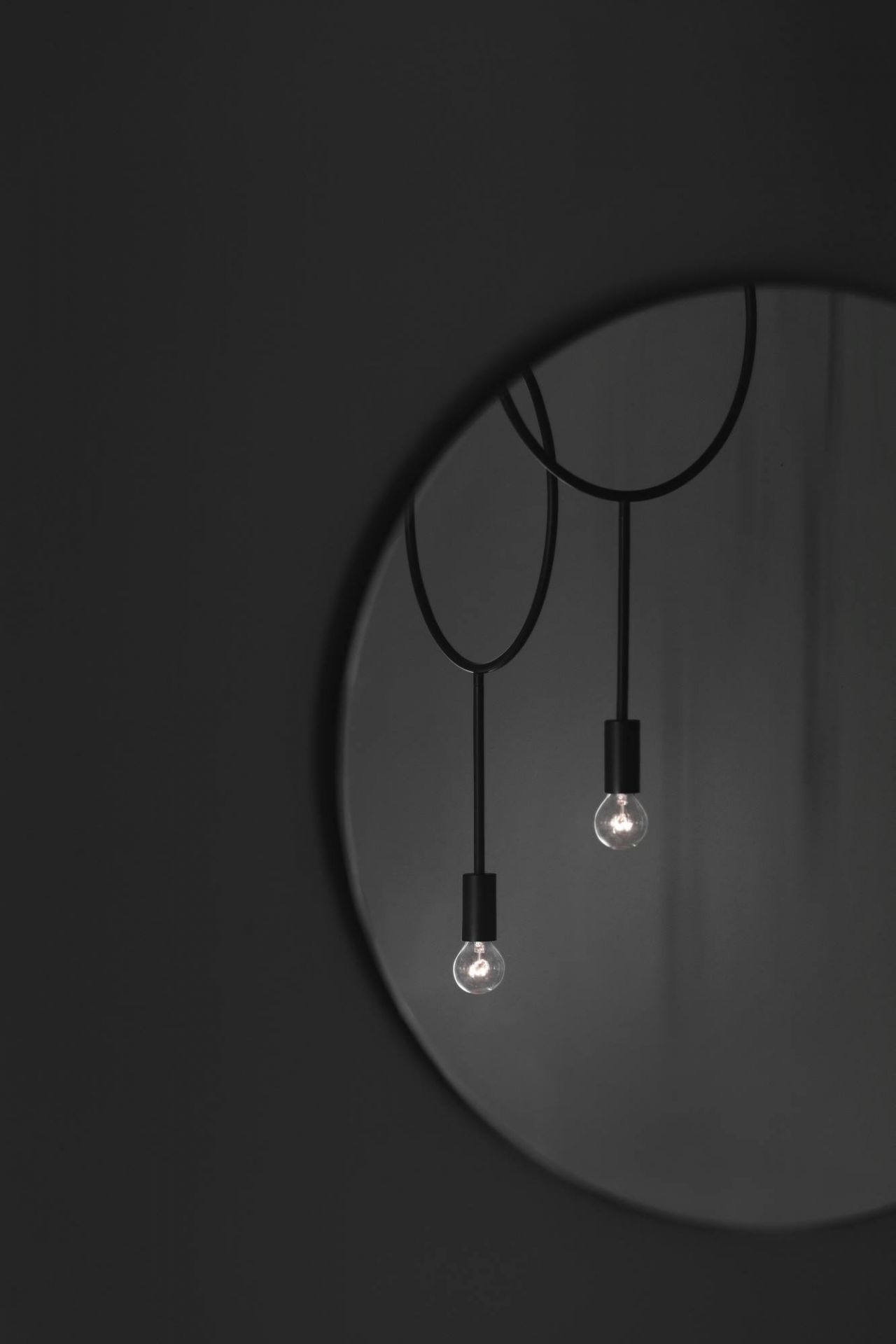 Schwarze Circle Pendelleuchte mit zwei Glühbirnen, modernes Design, Northern EINZELSTÜCK, minimalistische Hängelampe.