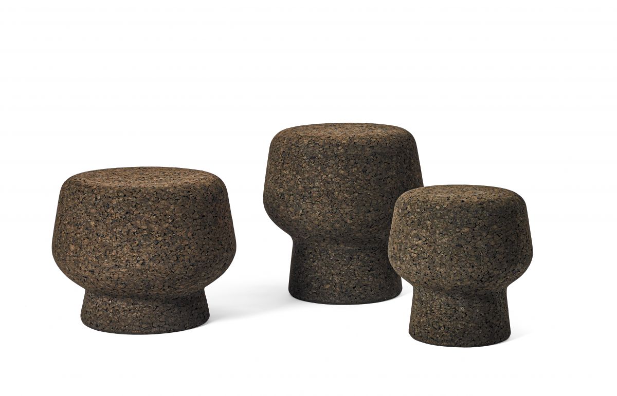 Drei ClassiCon Corker Hocker aus Kork, vielseitig als Sitzhocker oder Beistelltisch nutzbar.