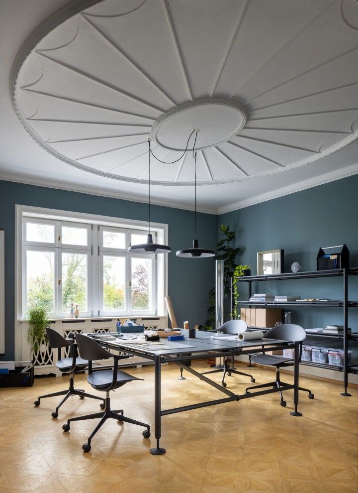 Innenaufnahme mit Mynt Bürodrehstühlen von Vitra, Kunststoff Sitzschale und Rollen, modernes Bürodesign.