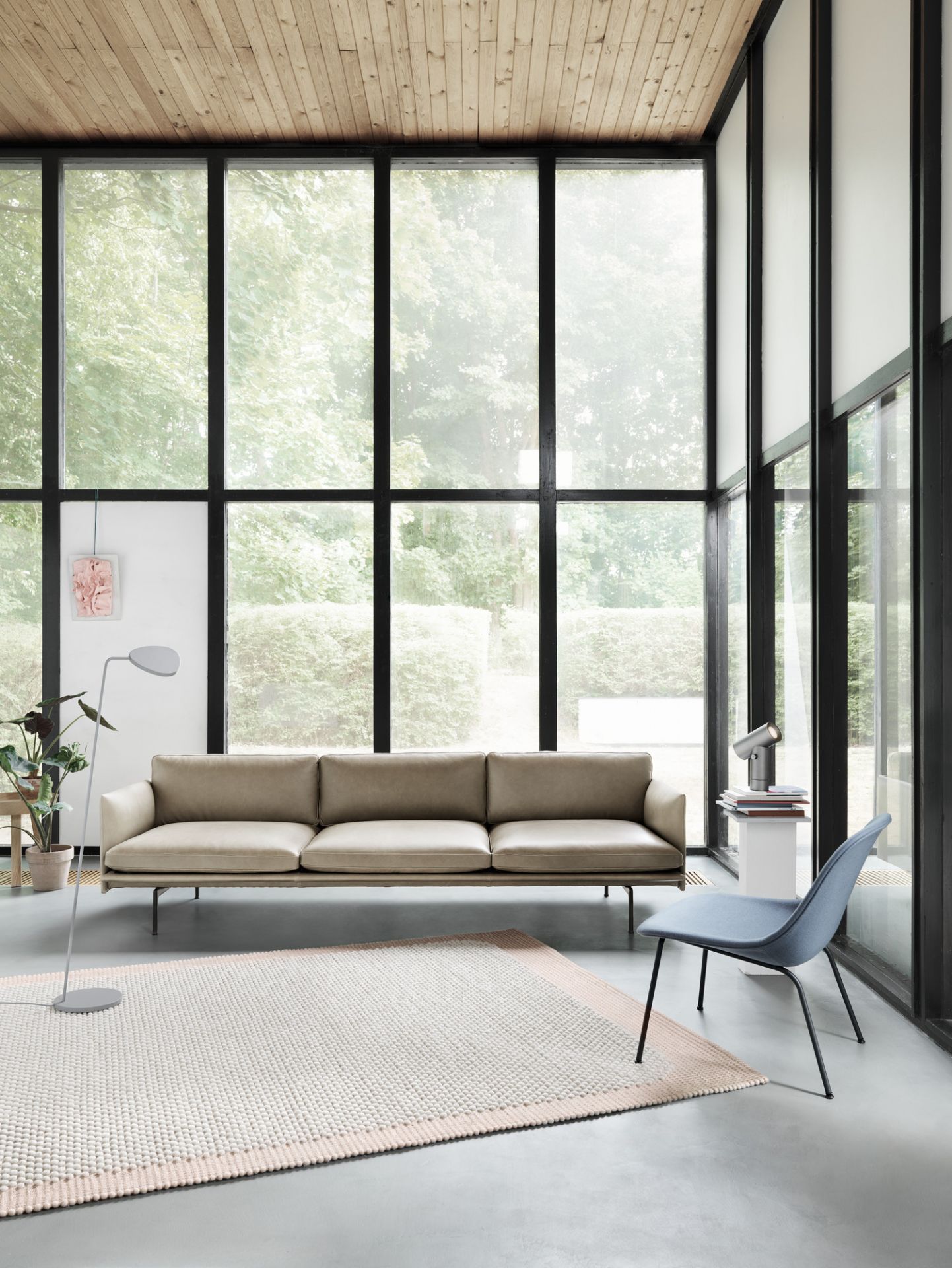 Blauer Fiber Lounge Chair Tube Base Stuhl von Muuto im modernen Wohnzimmer mit Sofa.