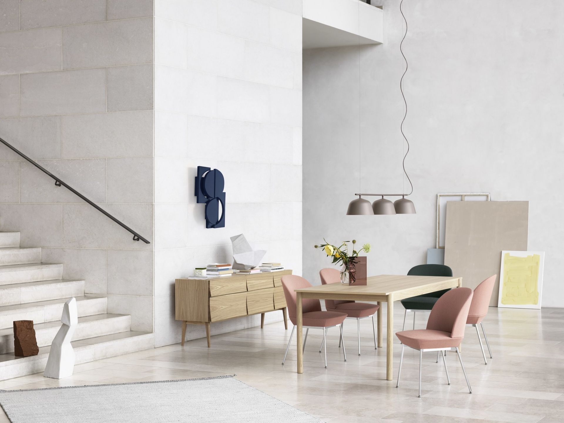 Helles Wohnzimmer mit Esstisch, Stühlen und Muuto Reflect Sideboard aus Eichenholz mit Schubladen.