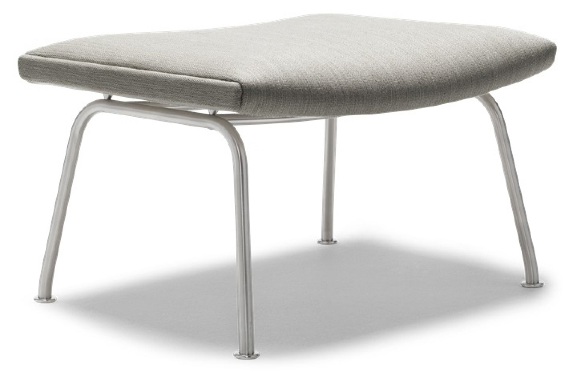 CH446 Fußhocker von Carl Hansen & Søn, Mood 1101, mit Stahlgestell und Stoffbezug.