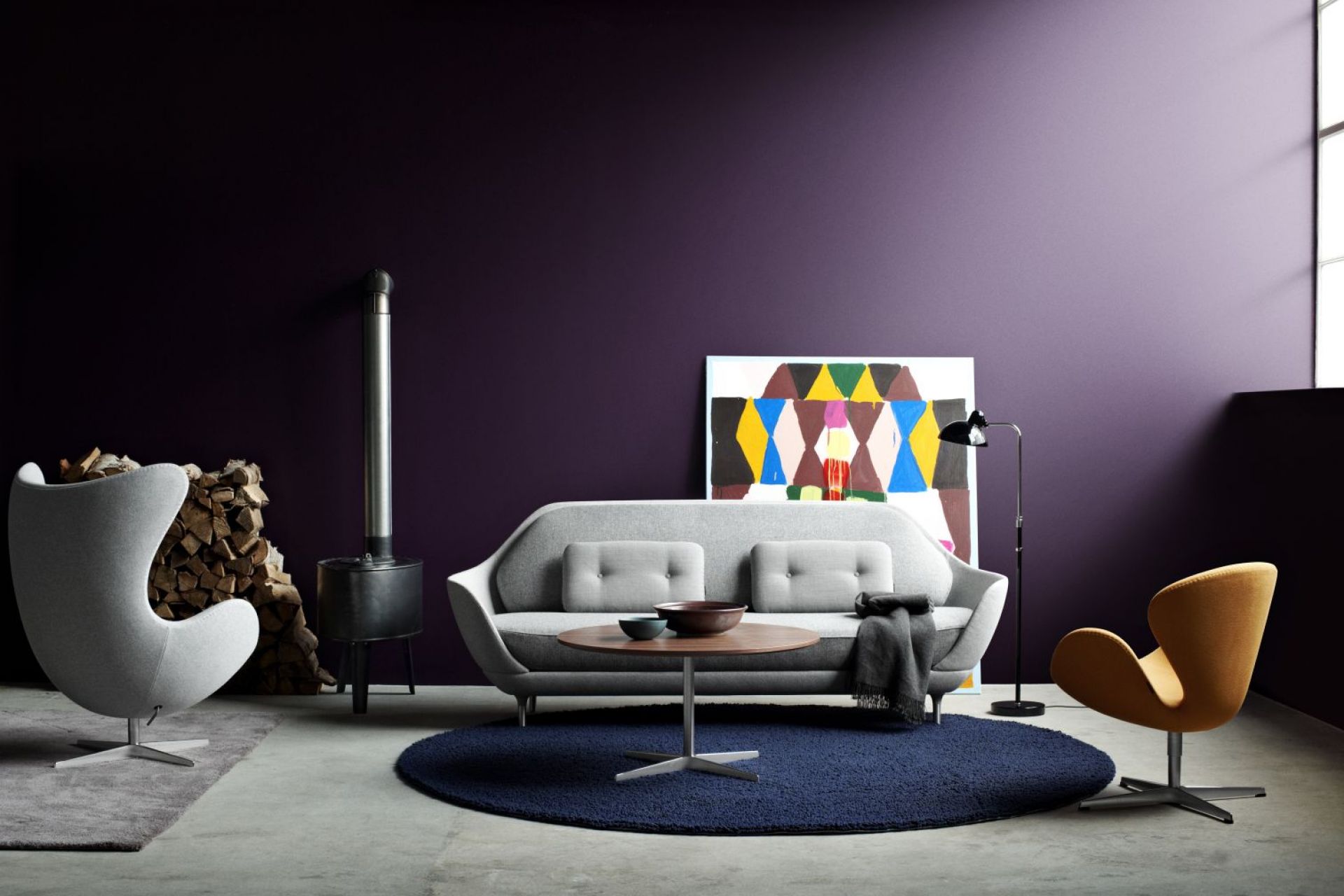 Graues Favn Sofa von Fritz Hansen in stilvollem Wohnzimmer mit Designermöbeln und Kunst.