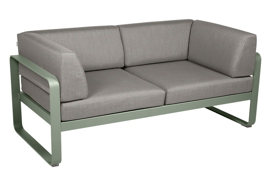 Graues Bellevie 2-Sitzer Outdoor Sofa von Fermob mit grünen Aluminiumrahmen für Garten und Terrasse.