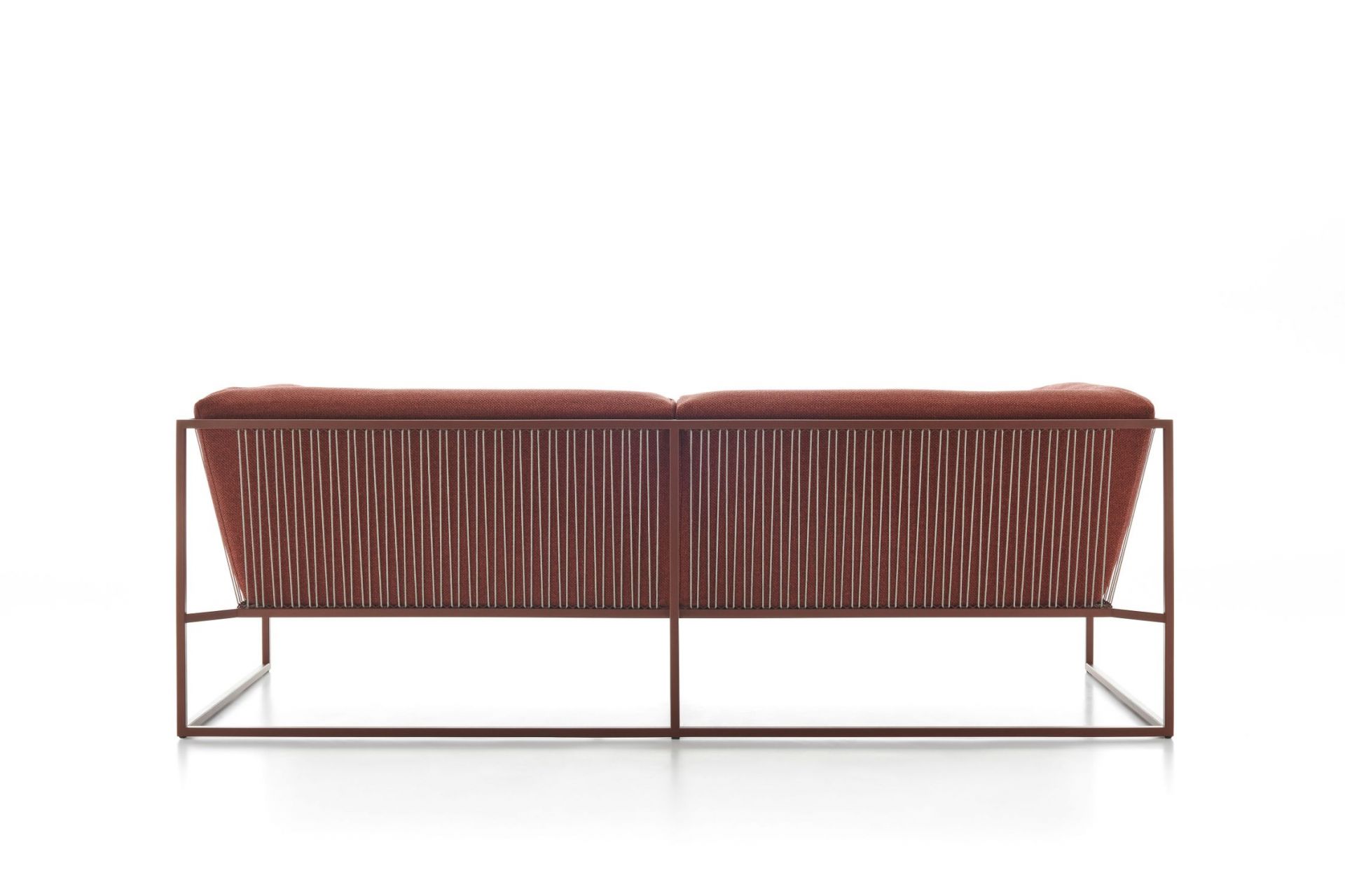Rückansicht des Arpa Outdoor Sofas von MDF Italia, ein 3-Sitzer Gartensofa mit braunem Stoffbezug.