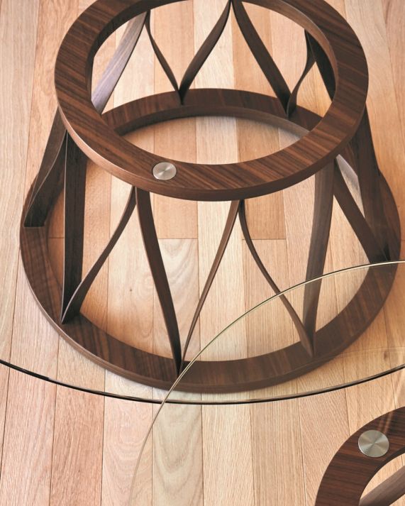 Detailaufnahme: Acco Couchtisch von Miniforms mit Glasplatte und Holzgestell auf Holzboden.
