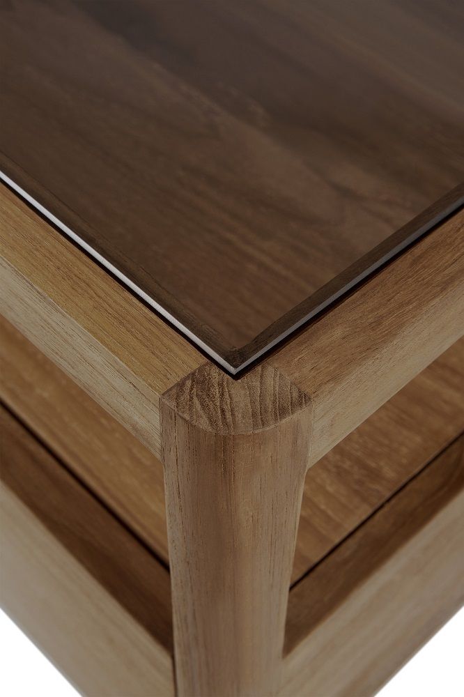 Detailaufnahme: Ethnicraft Spindle Nachttisch aus Teakholz, natürliche Holzmaserung, modernes Schlafzimmermöbel.
