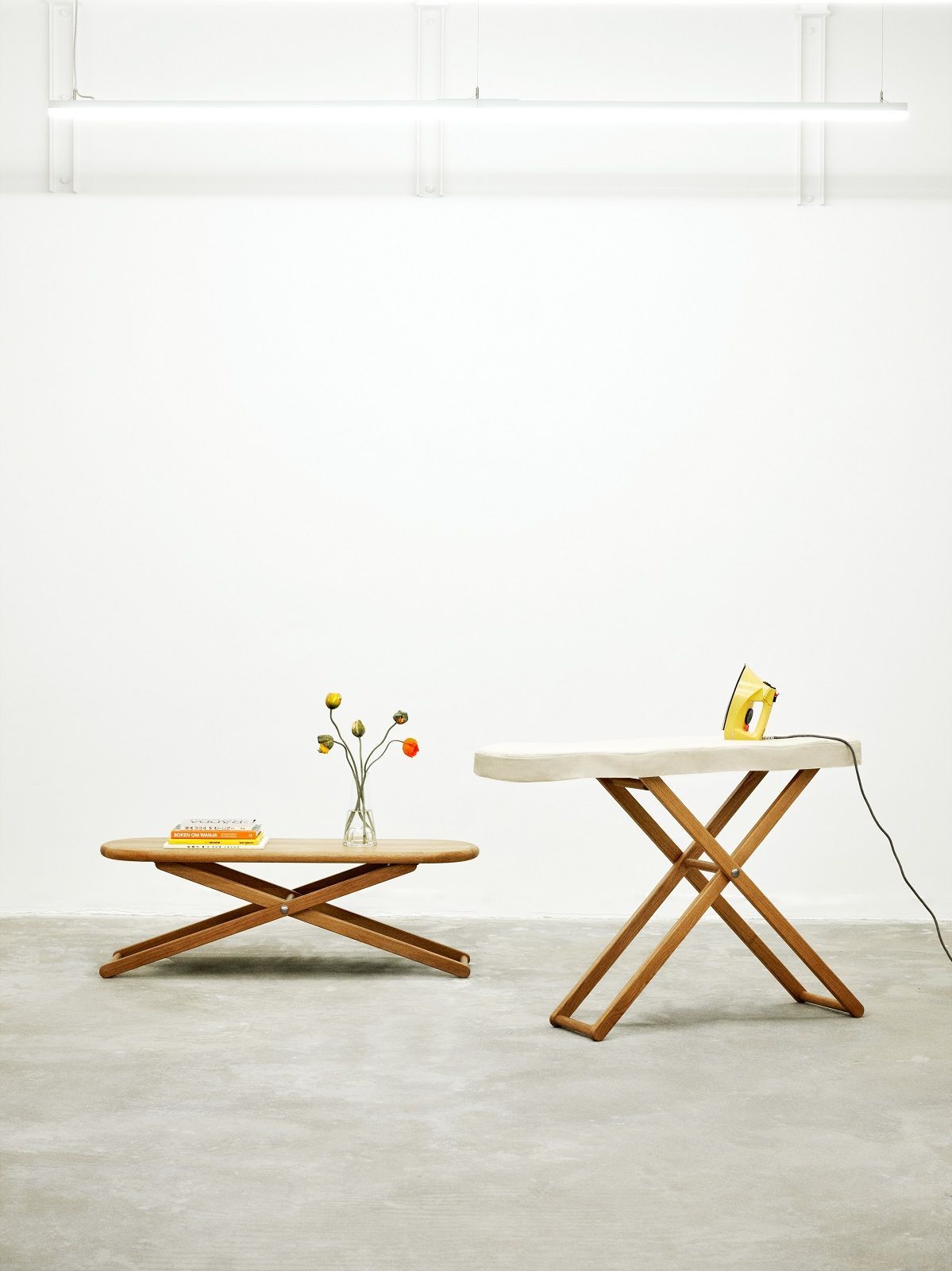 Cinderella Table von Design House Stockholm als Tisch und Bügeltisch mit Bügeleisen.