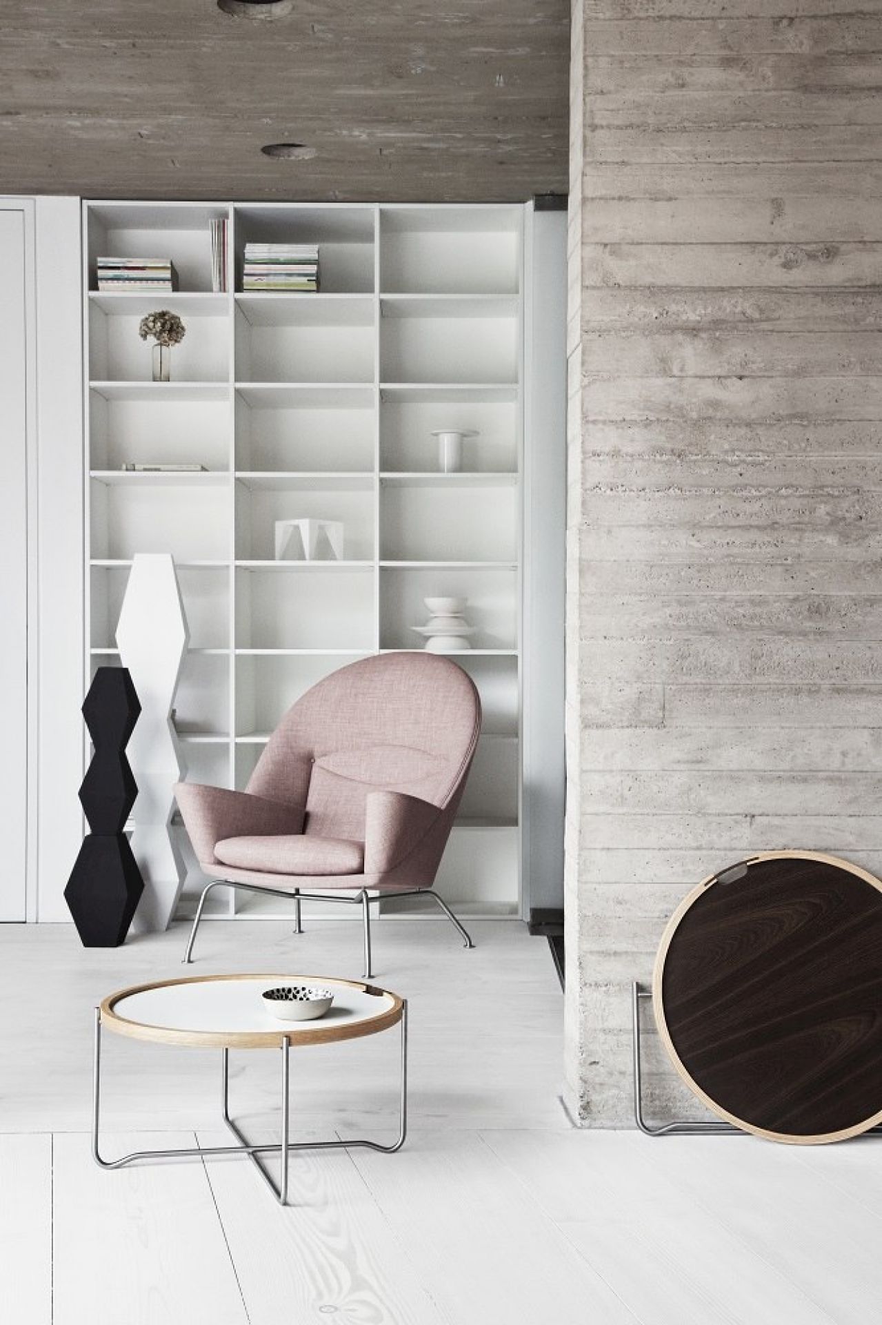 Innenaufnahme mit CH468 Oculus Chair Sessel von Carl Hansen & Søn in rosa Thor 301.