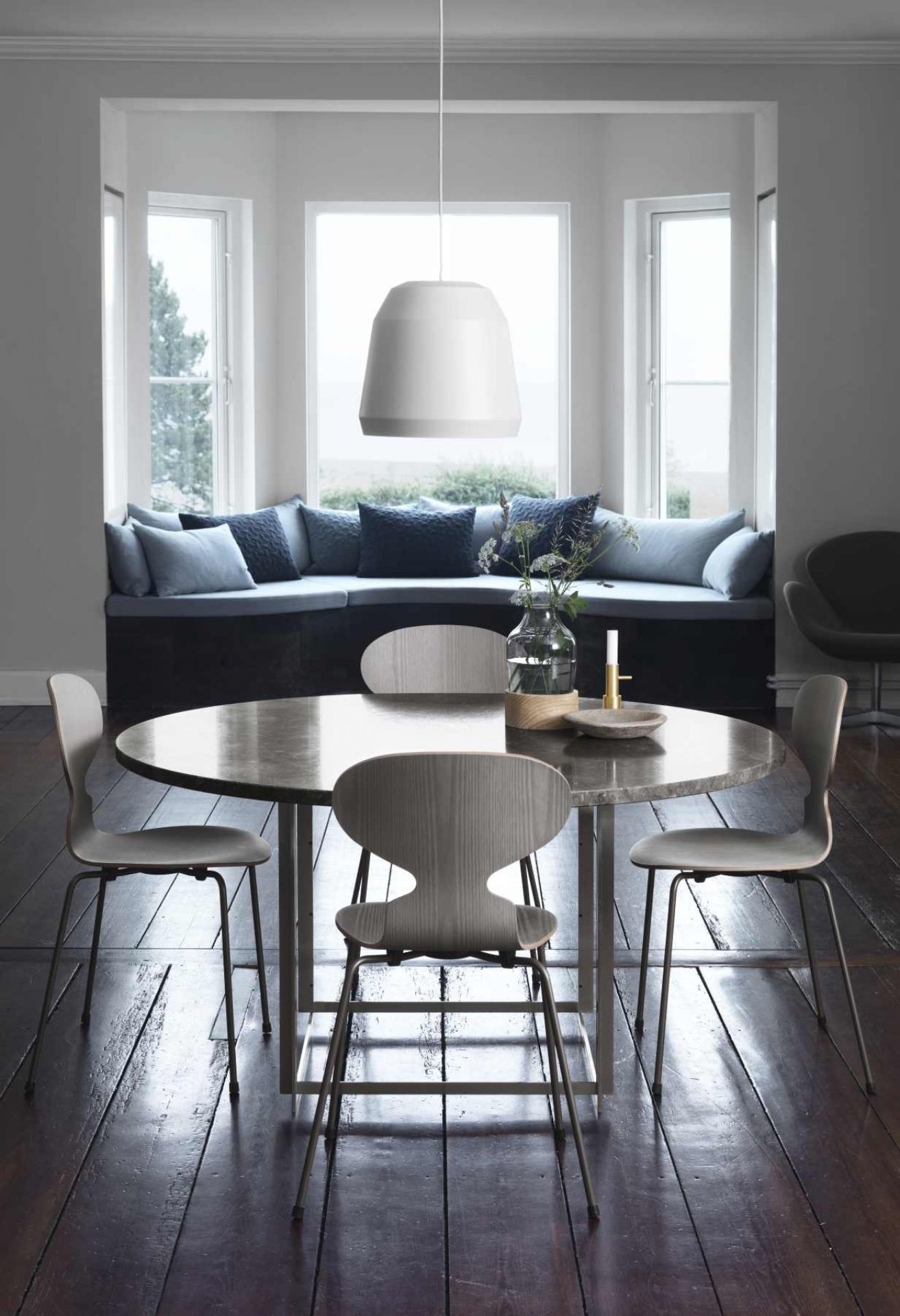 PK54 Esstisch von Fritz Hansen mit Marmorplatte und vier Holzstühlen in modernem Esszimmer.