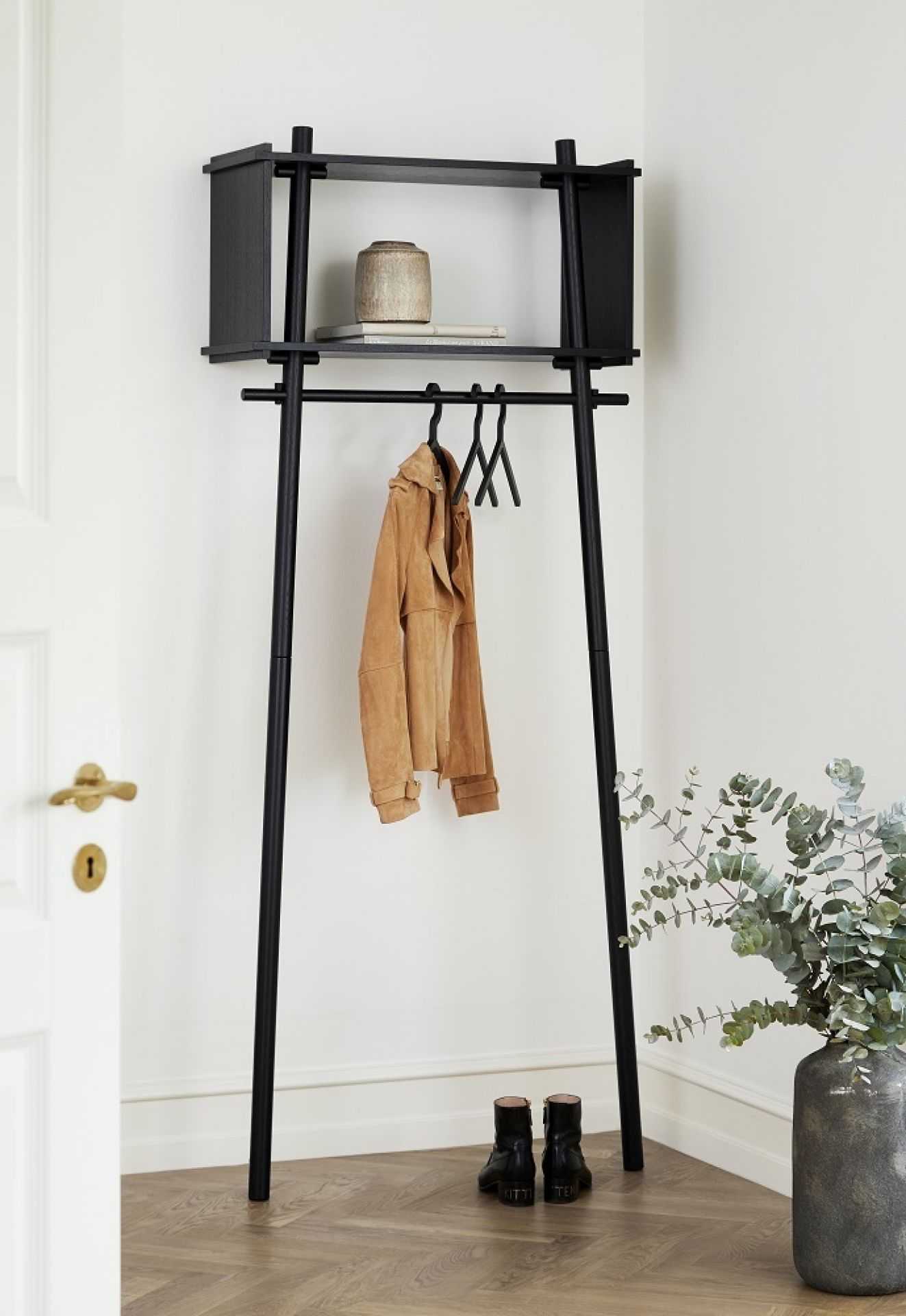 Töjbox Anlehngarderobe von Woud in Schwarz: Moderne Garderobe aus Eiche mit Ablage und Kleiderstange für Jacken.