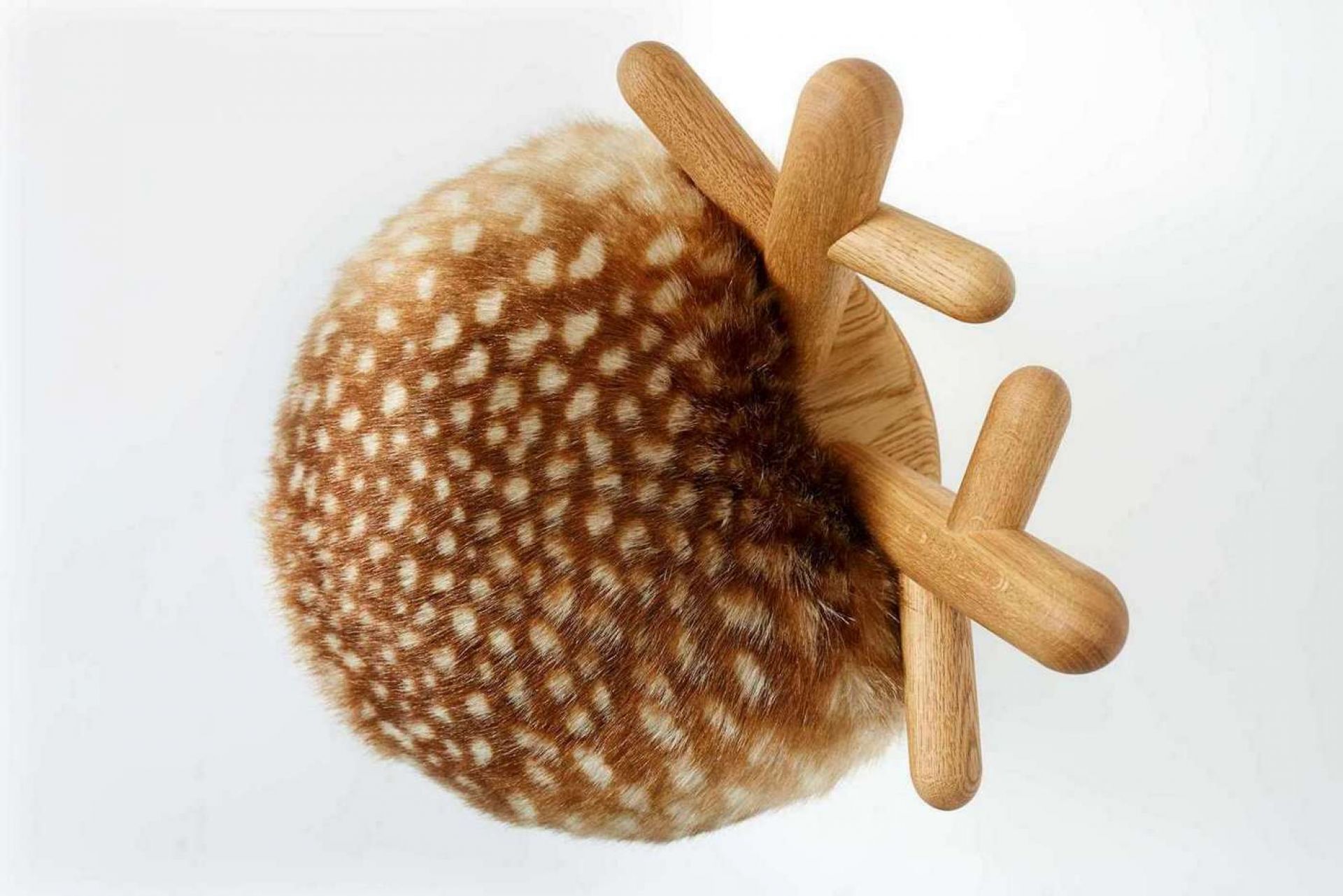 Detailaufnahme des Bambi Chair Kinderstuhls EO mit Fellimitat und Holzbeinen auf weißem Hintergrund.