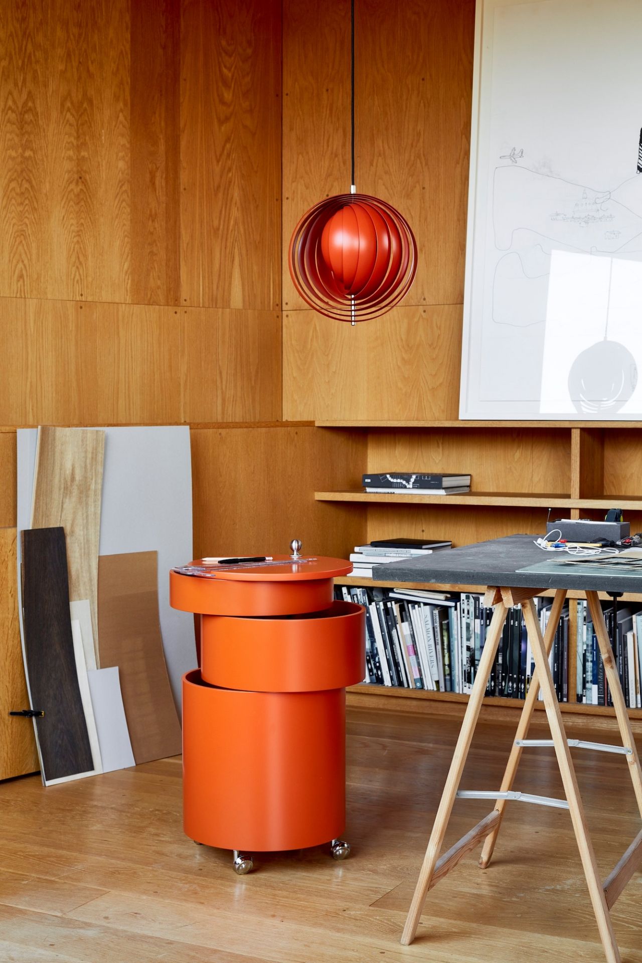 Oranger Barboy Rollwagen von Verpan im modernen Interieur mit Holzvertäfelung und Design-Elementen.