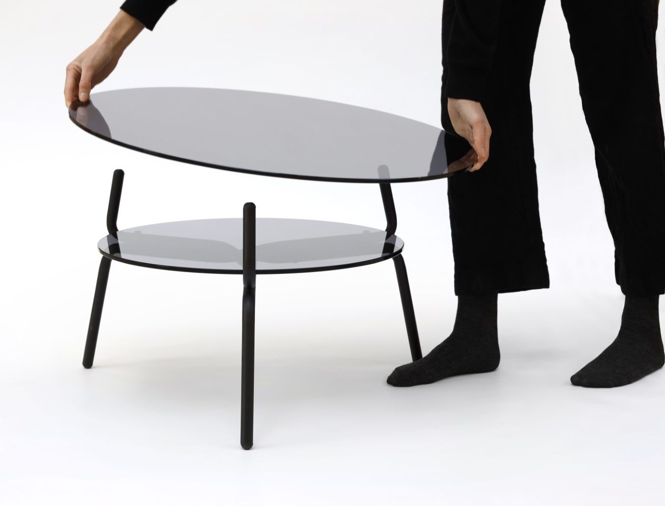 Lej Couchtisch Transparent von Mox mit zwei transparenten Glasplatten und schwarzem Metallgestell.
