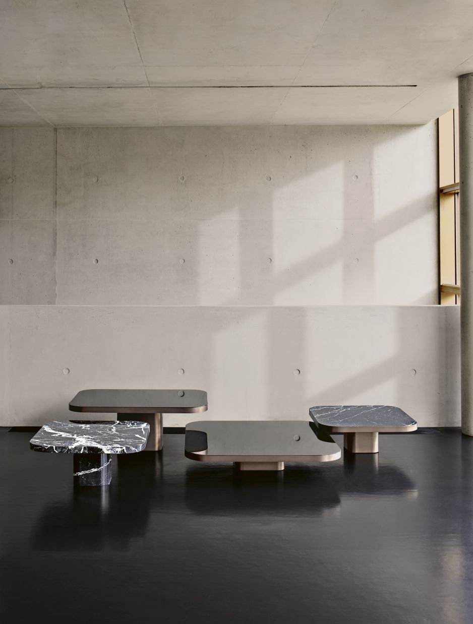 ClassiCon Bow Coffee Table No.1: Vier moderne Couchtische mit Marmor- und Glasplatten in minimalistischem Raum.