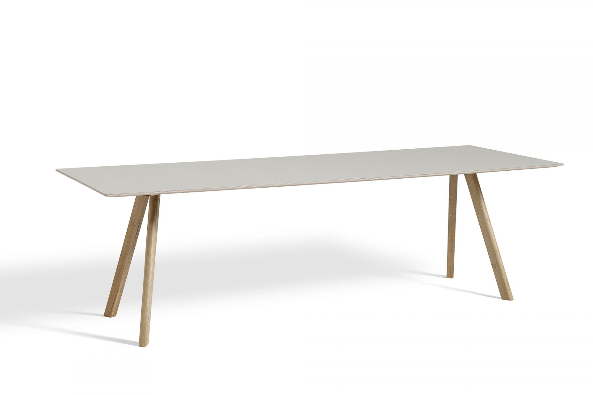 Heller Copenhague Tisch CPH 30 von Hay, 250x90 cm, mit Holzbeinen und rechteckiger Tischplatte.
