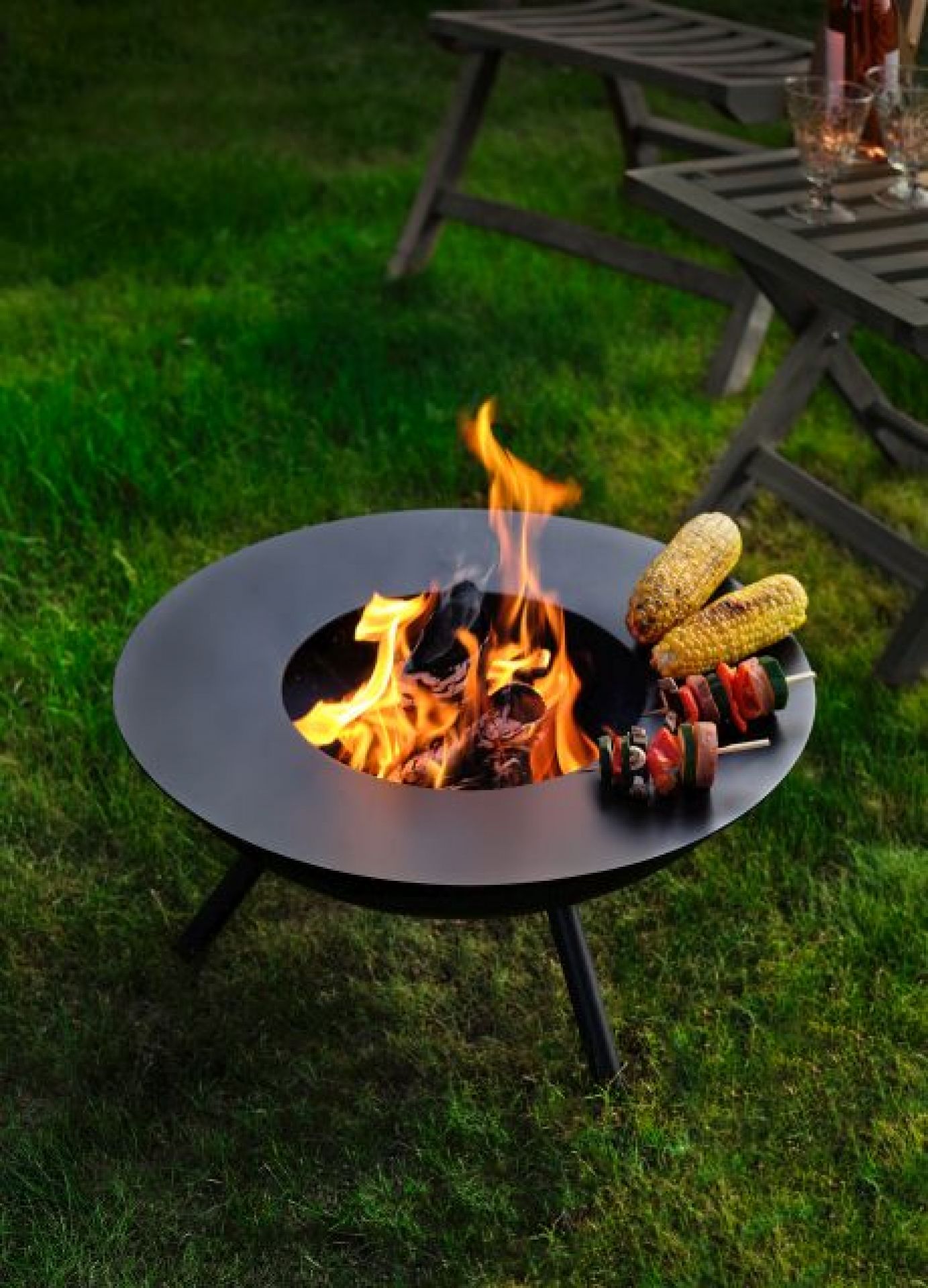 Flames Feuerschale L mit Grillplatte und Grillgut, Lagerfeuer im Garten.